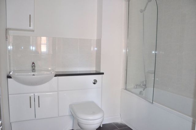  Image of 2 bedroom Apartment to rent in Botley Road Park Gate Southampton SO31 at Botley Road  Fareham, SO31 1BB