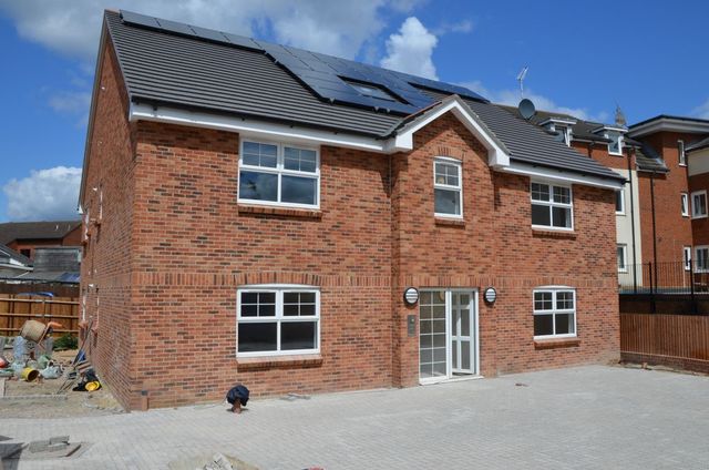  Image of 2 bedroom Apartment to rent in Botley Road Park Gate Southampton SO31 at Botley Road  Fareham, SO31 1BB