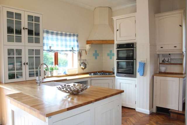  Image of 4 bedroom Bungalow to rent in Brook Mead Ewell Epsom KT19 at Brook Mead  Epsom, KT19 0BD