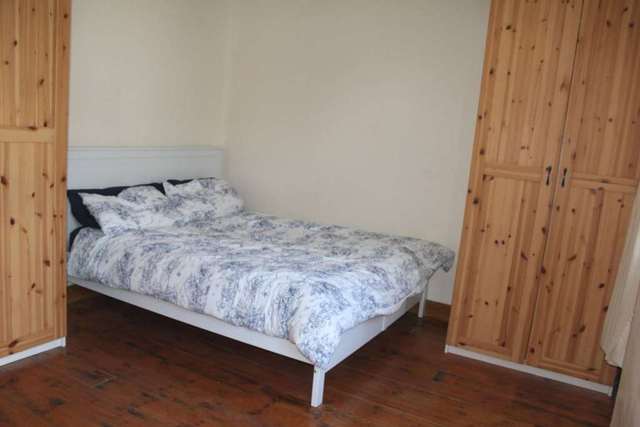  Image of 4 bedroom Bungalow to rent in Brook Mead Ewell Epsom KT19 at Brook Mead  Epsom, KT19 0BD