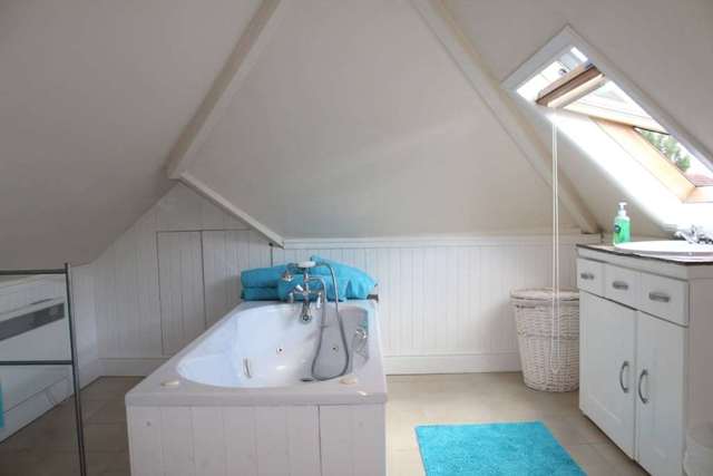  Image of 4 bedroom Bungalow to rent in Brook Mead Ewell Epsom KT19 at Brook Mead  Epsom, KT19 0BD