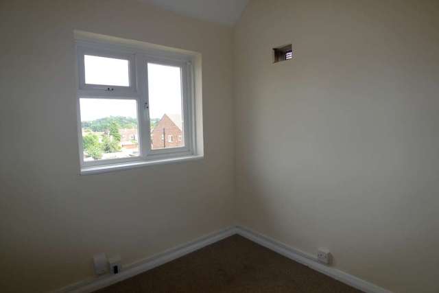  Image of 3 bedroom End of Terrace to rent in Broom Avenue St. Pauls Cray Orpington BR5 at Broom Avenue  Orpington, BR5 3BU