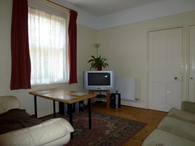  Image of 4 bedroom Semi-Detached house to rent in Bullar Road Southampton SO18 at Southampton, SO18 1GS