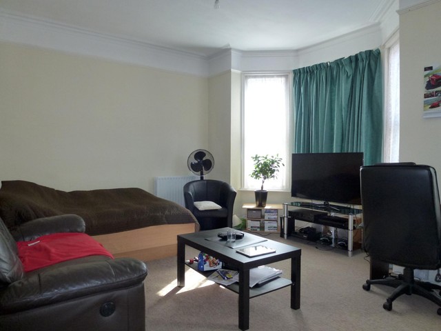  Image of 4 bedroom Semi-Detached house to rent in Bullar Road Southampton SO18 at Southampton, SO18 1GS
