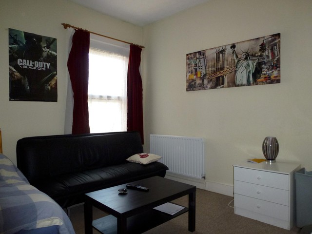  Image of 4 bedroom Semi-Detached house to rent in Bullar Road Southampton SO18 at Southampton, SO18 1GS