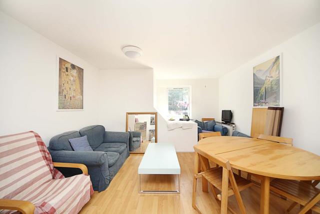  Image of 4 bedroom Flat to rent in Cambridge Heath Road London E2 at Bethnal Green London Bethnal Green, E2 9BU