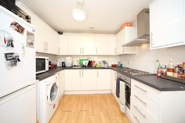  Image of 4 bedroom Flat to rent in Cambridge Heath Road London E2 at Bethnal Green London Bethnal Green, E2 9BU