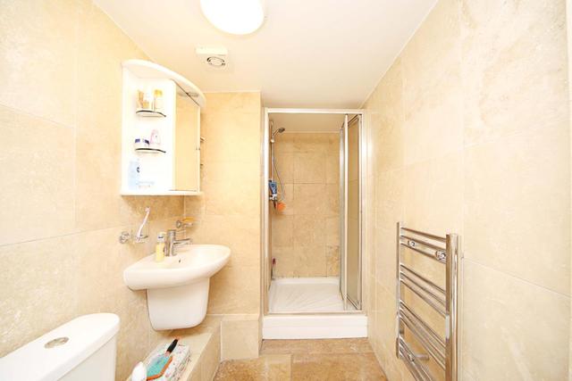  Image of 4 bedroom Flat to rent in Cambridge Heath Road London E2 at Bethnal Green London Bethnal Green, E2 9BU