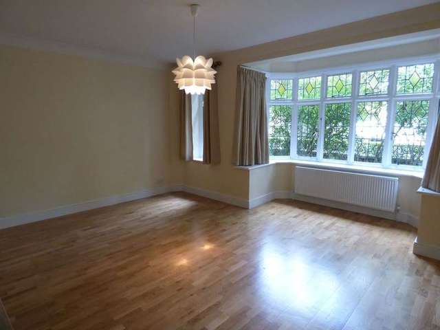  Image of 3 bedroom Apartment to rent in Cambridge Park Twickenham TW1 at Cambridge Park  East Twickenham, TW1 2JN