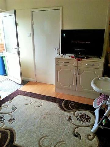  Image of Studio flat to rent in Camrose Avenue Edgware HA8 at Burnt Oak, HA8 6DG