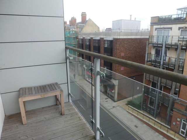  Image of 1 bedroom Studio flat to rent in High Street Southampton SO14 at Castle Place 117 High Street Southampton, SO14 2EA
