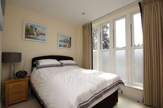  Image of 2 bedroom Flat to rent in Fairmile Henley-on-Thames RG9 at Fair Mile  Henley-On-Thames, RG9 2JR