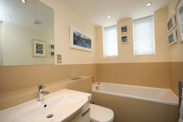  Image of 2 bedroom Flat to rent in Fairmile Henley-on-Thames RG9 at Fair Mile  Henley-On-Thames, RG9 2JR