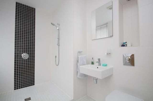  Image of 2 bedroom Flat to rent in Fairmile Henley-on-Thames RG9 at Fair Mile  Henley-On-Thames, RG9 2JR