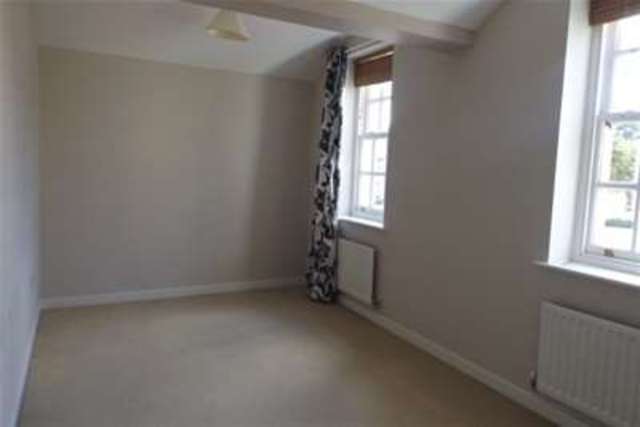  Image of 2 bedroom Flat to rent in Chaloner Grove Wakefield WF1 at Wakefield, WF1 4DF