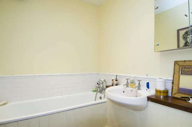  Image of 2 bedroom Flat to rent in Chepstow Road London W2 at Chepstow Road  London, W2 5BD