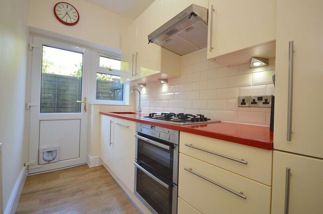  Image of 3 bedroom Flat for sale in Chertsey Road Redland Bristol BS6 at Chertsey Road  Bristol, BS6 6NB