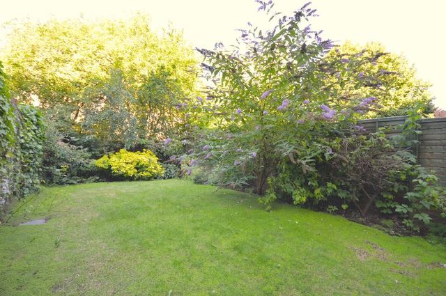  Image of 3 bedroom Flat for sale in Chertsey Road Redland Bristol BS6 at Chertsey Road  Bristol, BS6 6NB