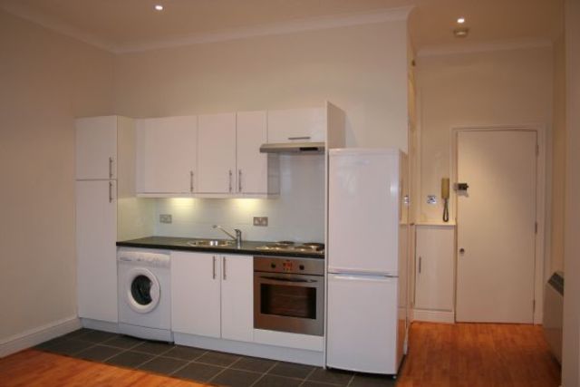  Image of Flat to rent in Chiswick High Road London W4 at Chiswick High Road  CHISWICK, W4 1PD