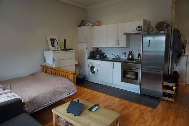  Image of Flat to rent in Chiswick High Road London W4 at Chiswick High Road  CHISWICK, W4 1PD