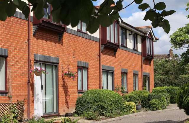  Image of 2 bedroom Apartment for sale in Reading Road Pangbourne Reading RG8 at Pangbourne  Reading, RG8 7HS