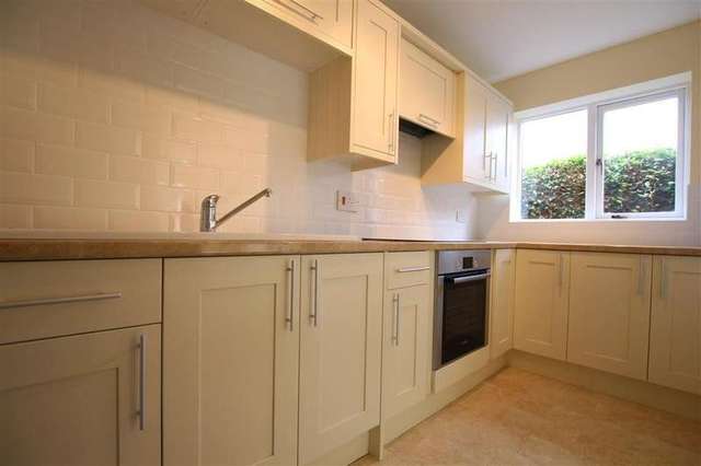 Image of 2 bedroom Apartment for sale in Reading Road Pangbourne Reading RG8 at Pangbourne  Reading, RG8 7HS