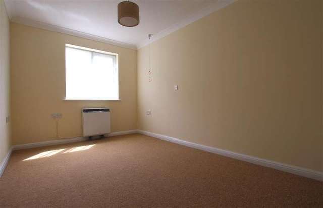  Image of 2 bedroom Apartment for sale in Reading Road Pangbourne Reading RG8 at Pangbourne  Reading, RG8 7HS
