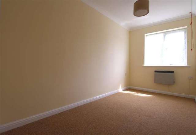  Image of 2 bedroom Apartment for sale in Reading Road Pangbourne Reading RG8 at Pangbourne  Reading, RG8 7HS