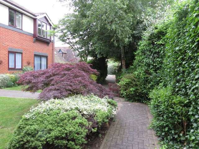  Image of 2 bedroom Apartment for sale in Reading Road Pangbourne Reading RG8 at Pangbourne  Reading, RG8 7HS