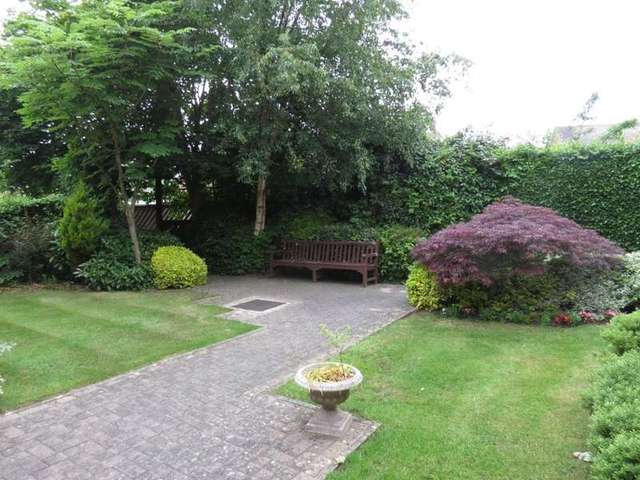  Image of 2 bedroom Apartment for sale in Reading Road Pangbourne Reading RG8 at Pangbourne  Reading, RG8 7HS