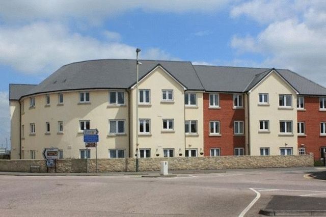  Image of 1 bedroom Retirement Property for sale in Hammond Close Highworth Swindon SN6 at Hammond Close Highworth Swindon, SN6 7AE