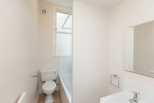  Image of 2 bedroom Flat to rent in Comely Bank Avenue Edinburgh EH4 at Stockbridge Edinburgh Edinburgh, EH4 1EW