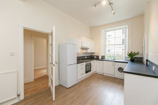  Image of 2 bedroom Flat to rent in Comely Bank Avenue Edinburgh EH4 at Stockbridge Edinburgh Edinburgh, EH4 1EW