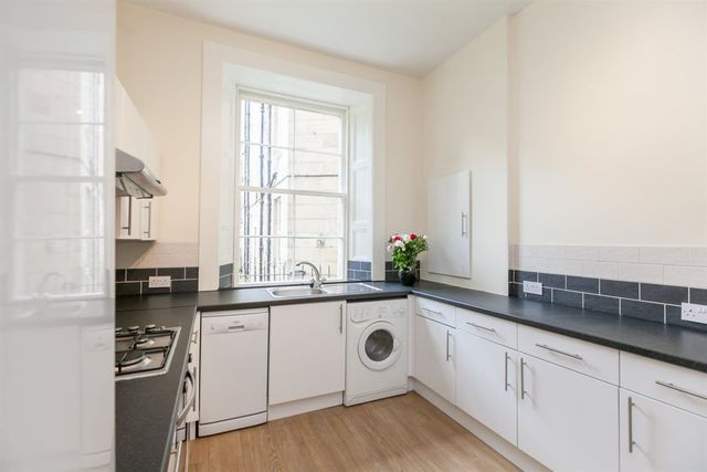  Image of 2 bedroom Flat to rent in Comely Bank Avenue Edinburgh EH4 at Stockbridge Edinburgh Edinburgh, EH4 1EW