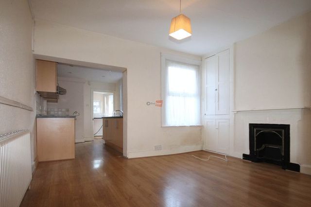 Image of 2 bedroom Terraced house to rent in Connaught Road Chatham ME4 at Connaught Road  Chatham, ME4 5DH