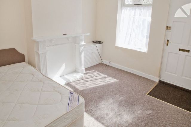  Image of 4 bedroom Property to rent in Cross Street Lincoln LN5 at Cross Street  Lincoln, LN5 7LT