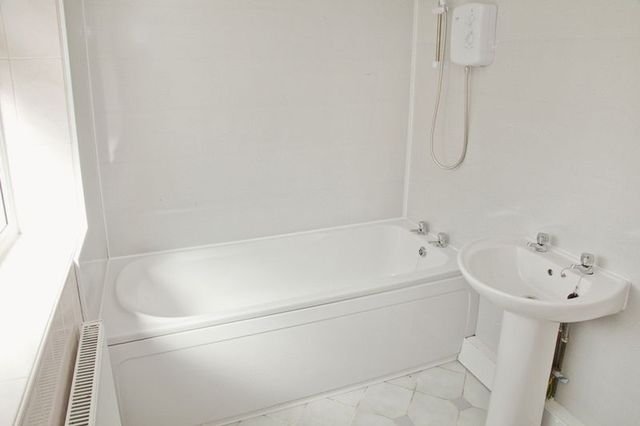  Image of 4 bedroom Property to rent in Cross Street Lincoln LN5 at Cross Street  Lincoln, LN5 7LT