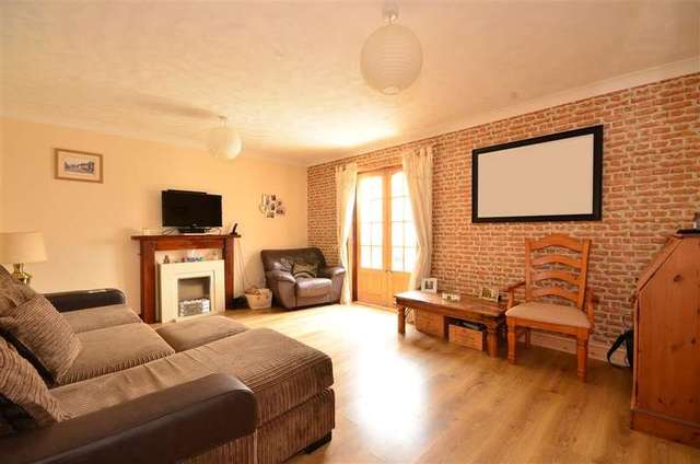  Image of 3 bedroom End of Terrace for sale in Curlew Gardens Cowplain Waterlooville PO8 at Cowplain Waterlooville Waterlooville, PO8 9UD