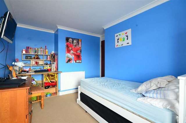  Image of 3 bedroom End of Terrace for sale in Curlew Gardens Cowplain Waterlooville PO8 at Cowplain Waterlooville Waterlooville, PO8 9UD