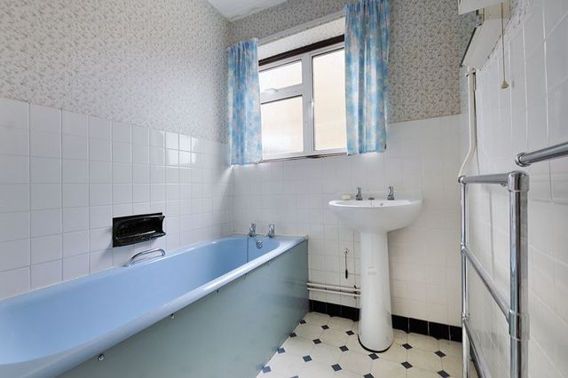  Image of 2 bedroom Bungalow for sale in Derwent Drive Goring-by-Sea Worthing BN12 at Derwent Drive  Goring-By-Sea, BN12 6LA