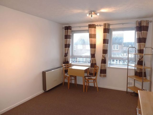  Image of 1 bedroom Property to rent in Devonish Close Alcester B49 at Devonish Close  Alcester, B49 6EG