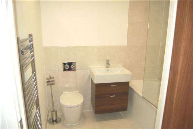  Image of 2 bedroom Apartment to rent in Putney Hill London SW15 at Putney Vale, SW15 6DJ