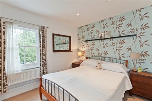 Image of 3 bedroom Property to rent in Dorchester Road Weybridge KT13 at Weybridge, KT13 8PG
