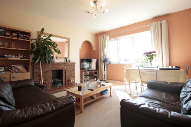  Image of 2 bedroom Flat to rent in Cromwell Road Walton-on-Thames KT12 at Cromwell Road  Walton-On-Thames, KT12 3NJ
