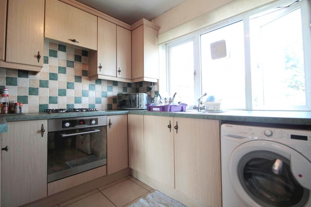  Image of 2 bedroom Flat to rent in Cromwell Road Walton-on-Thames KT12 at Cromwell Road  Walton-On-Thames, KT12 3NJ
