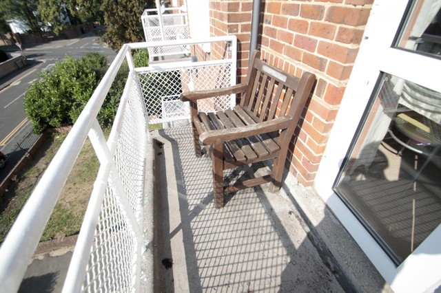  Image of 2 bedroom Flat to rent in Cromwell Road Walton-on-Thames KT12 at Cromwell Road  Walton-On-Thames, KT12 3NJ