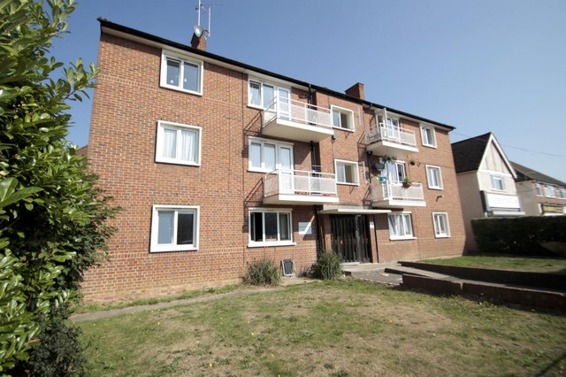  Image of 2 bedroom Flat to rent in Cromwell Road Walton-on-Thames KT12 at Cromwell Road  Walton-On-Thames, KT12 3NJ