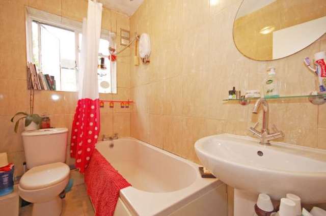  Image of 2 bedroom Flat to rent in Elmbourne Road London SW17 at Elmbourne Road Balham London, SW17 8JS