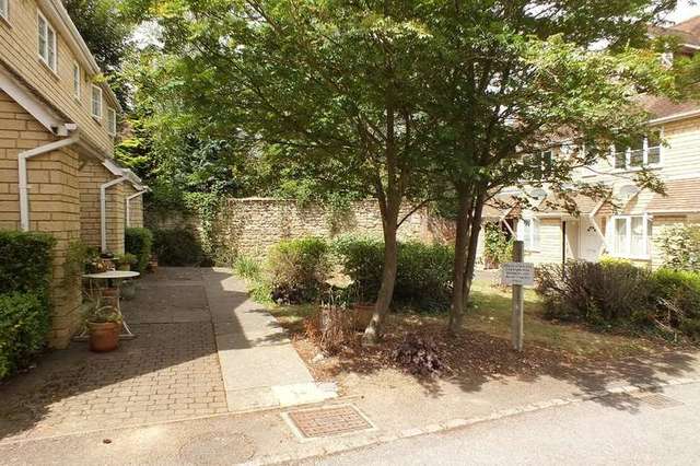  Image of 1 bedroom Ground Flat for sale in Gloucester Street Faringdon SN7 at Faringdon Oxfordshire, SN7 7HY
