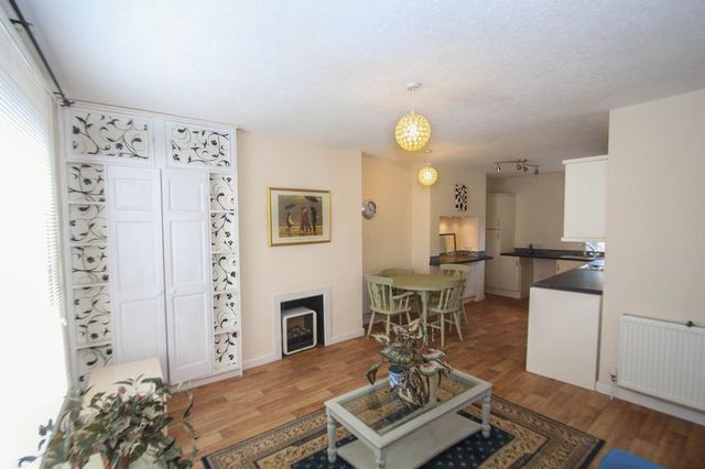  Image of 1 bedroom Flat to rent in High Street Crediton EX17 at 105 High Street  Crediton, EX17 3LF